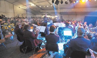 Mi-été: Après la Hot Siberia vendredi, les 35 musiciens de la Fanfare de la Béroche-Bevaix samedi. (Taille: 64k)