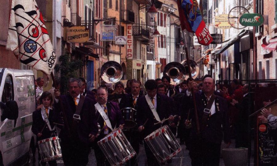 La Fanfare Béroche-Bevaix dans les rues de Moûtiers. (Taille:109k)