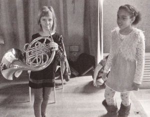 Une toute nouvelle élève (Sarah) au cor devant une guère plus ancienne (Aurélie, au cornet). (Taille: 351k)