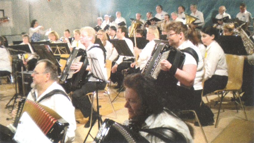 La Fanfare Béroche-Bevaix, le chœur d'hommes «Le Vignoble» (en arrière-plan) et la société des accordéonistes se sont réunis sur scène pour terminer en beauté la soirée du 70e de «L'Amitié». (Taille: 87k)